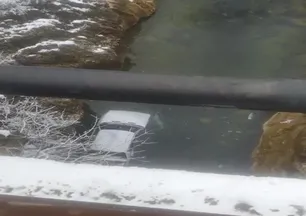 Diyarbakır'da otomobil köprüden çaya düştü: 4 yaralı