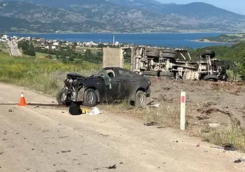 Tokat’ta otomobil ile kamyon kafa kafaya çarpıştı: 3 ölü, 2 ağır yaralı