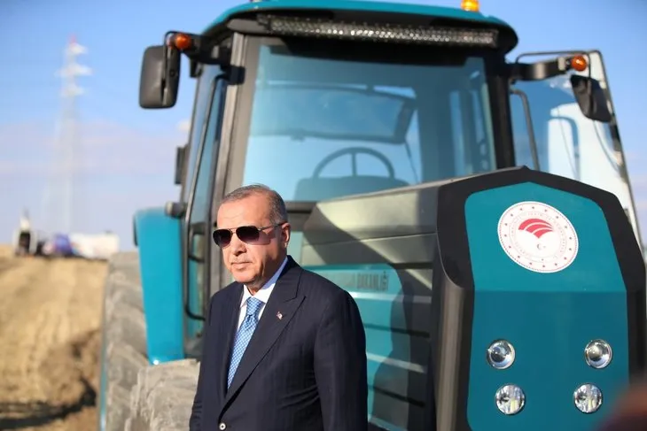 Başkan Erdoğan yerli elektrikli traktörü kullandı