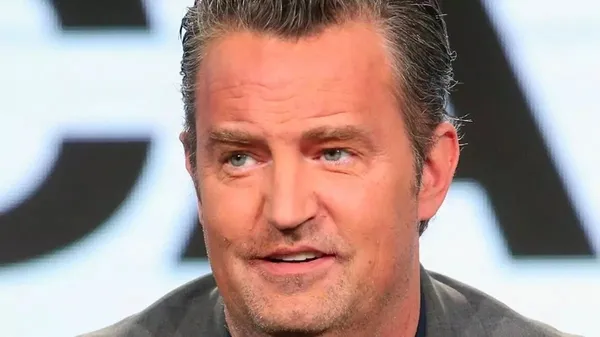 1698567428987.jpeg Matthew Perry kimdir, neden öldü? Friends dizisinin Chandler Bing'i kaç yaşındaydı? Rol aldığı dizi ve filmler... - 7