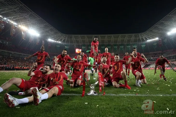 Türkiye Kupası Şampiyonu Galatasaray kupasını böyle kaldırdı!