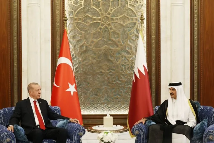 Başkan Erdoğan Katar’da resmi törenle karşılandı! Erdoğan Katar Şeyhi Al Sani’ye Togg hediye etti