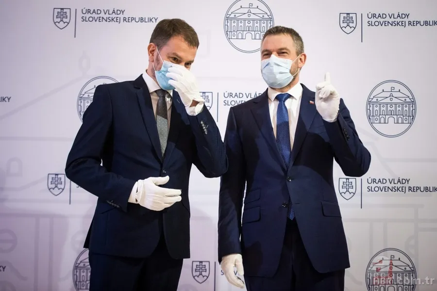 Slovakya'da yeni Başbakan Igor Matovic'in yemin töreninde dikkat çeken Koronavirüs önlemi 9
