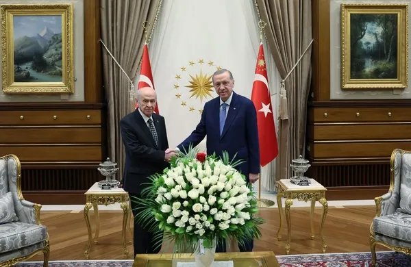 Cumhurbaşkanlığı Külliyesi’nde zirve: Başkan Erdoğan ve Bahçeli’den kritik görüşme! 3 hilalli pasta sürprizi