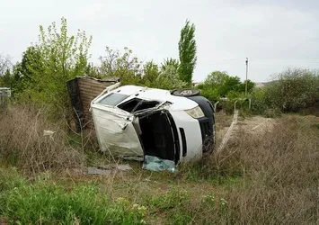 Kırıkkale'de virajı alamayan kamyonet takla attı