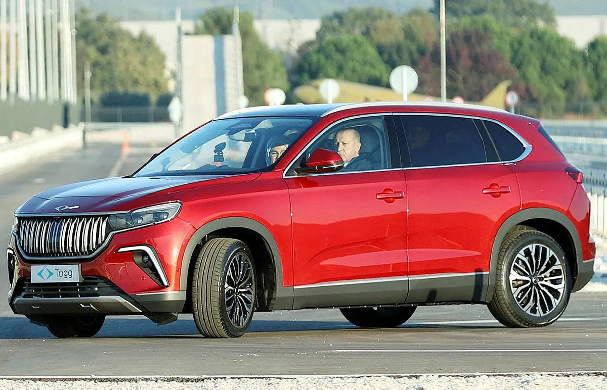 Erdoğan ailesinin alacağı TOGG'un rengi belli oldu! Emine Erdoğan duyurdu: Gönlümüz al bayrağımızın timsali Anadolu kırmızından yana