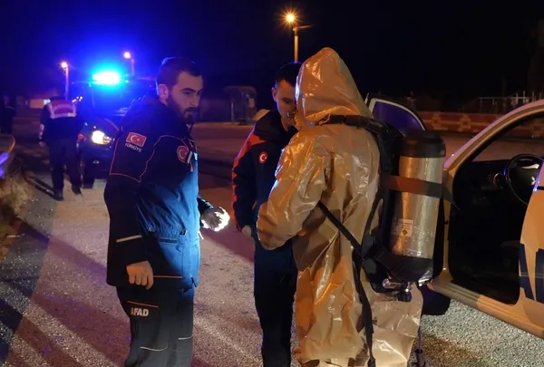 1702591608155.jpg Bolu’da Sodyum Alüminat tehlikesi! Yalova’dan Azerbaycan’a giden kimyasal yüklü tanker tepkimeye girdi - 5