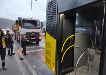 İETT otobüsüne hafriyat kamyonu çarptı: 9 yaralı