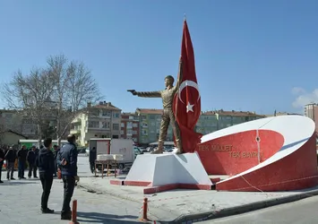 Ömer Halisdemir'in heykeli değiştiriliyor