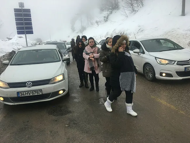 Kuyruğun sonu görünmüyor! Kartepe yolunda 3 kilometrelik araç trafiği oluştu - 1
