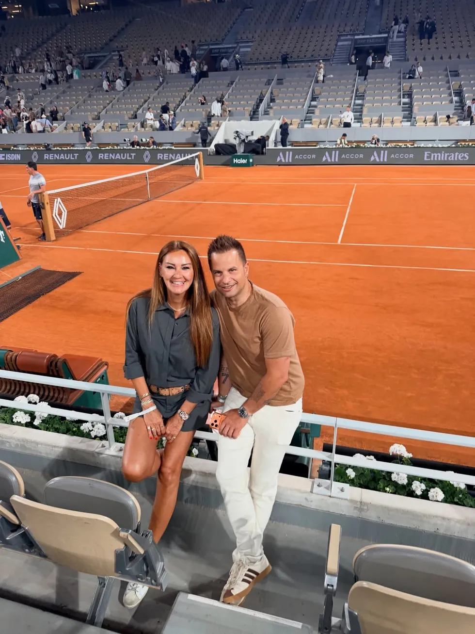 1780754753684.jpg Pınar Altuğ ve Yağmur Atacan Roland Garros tribünlerinde - 1