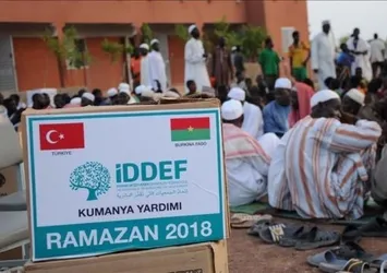 İDDEF 33 ülkede 250 bin kişiye iftar verdi