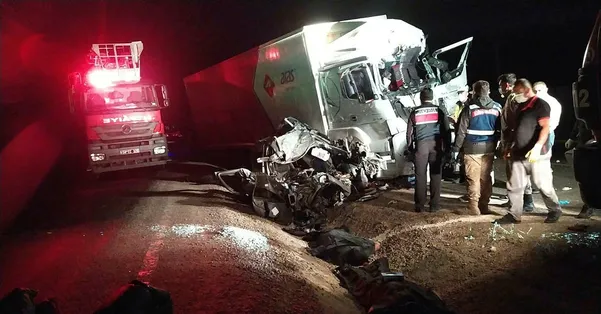 Hafif ticari araç ile kargo kamyonu çarpıştı: 3 ölü 1 yaralı - 1