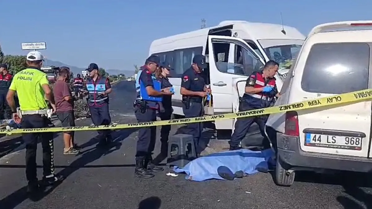İzmir'de katliam gibi kaza! İşçi servis minibüsü ile hafif ticari araç çarpıştı: Ölü ve yaralılar var