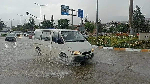 ankarada-yine-yagmur-cilesi-yollar-gole-dondu-meteorolojiden-yeni-uyari-geldi-1687179002543.jpg Önce MGM sonra AFAD! Telefonlara tek tek uyarı gitti | Bu illerde yaşayanlar sel ve taşkınlara dikkat! - 9