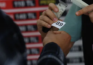 Banka sırası değil tıraş kuyruğu! Yoğunluk giderek artıyor