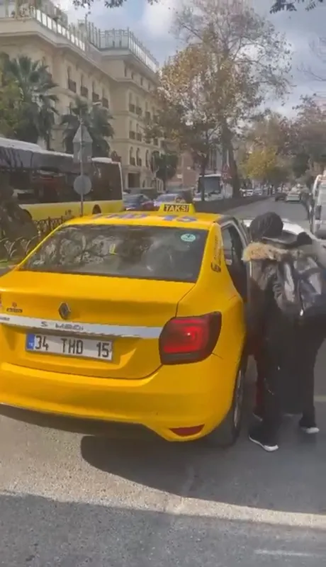 1637135480789.jpg Değişim bahanesiyle Türk yolcuyu almadı! Taksiciden skandal hareket - 2