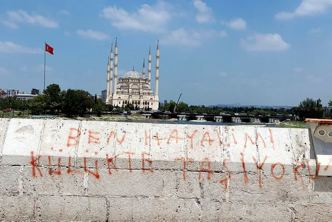 Adana'da tarihe saygısızlık! 16 asırlık köprüye yine sprey boyayla yazı yazdılar - 7