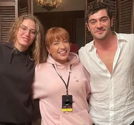 serenay-sarikaya-ve-burak-denizin-oynadigi-dizi-marmarislileri-ayaklandirdi-jandarmaya-sikayet-telefonlari-yag-1661068883947.jpg Serenay Sarıkaya ve Burak Deniz'in oynadığı dizi Marmarislileri ayaklandırdı! Jandarmaya şikayet telefonları yağıyor - 4