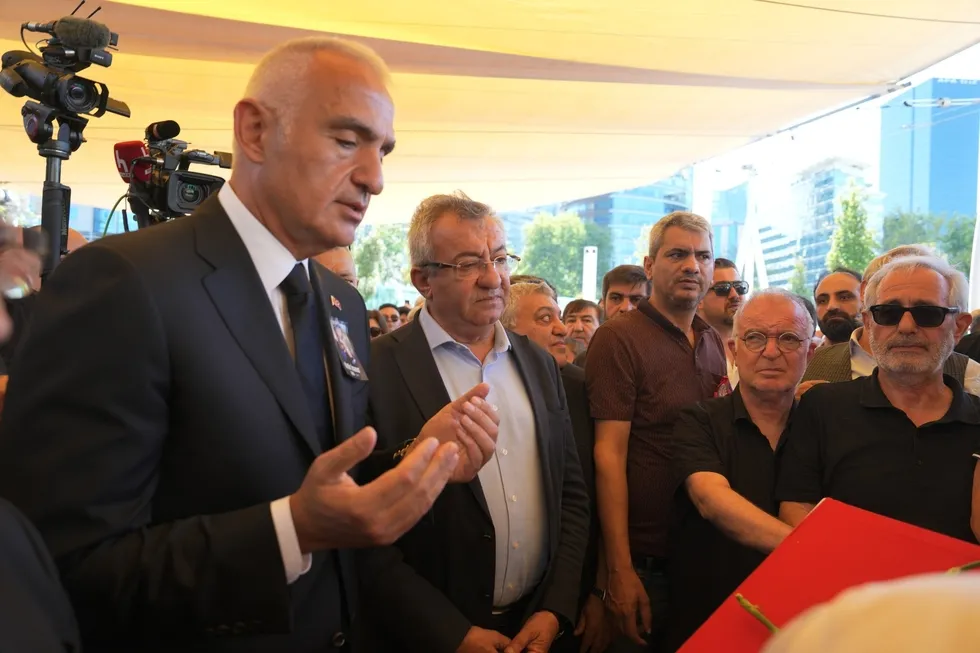Usta sanatçı Kadir İnanır'a hüzünlü veda! Yeşilçam'ın efsanevi ismi son yolculuğuna uğurlandı - 1