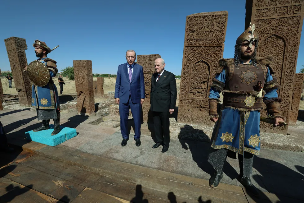 Ahlat'ta 955 yıllık gurur: Halk alana akın etti! Başkan Erdoğan ve Bahçeli'den Ahlat Selçuklu Kabristanı'na ziyaret - 6
