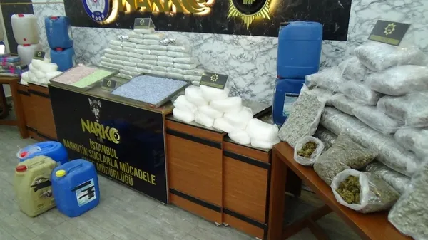 istanbulda-buyuk-capli-operasyon-367-kilo-uyusturucu-ele-gecirildi-1657702108690.jpg İstanbul’da büyük çaplı operasyon! 367 kilo uyuşturucu ele geçirildi - 2
