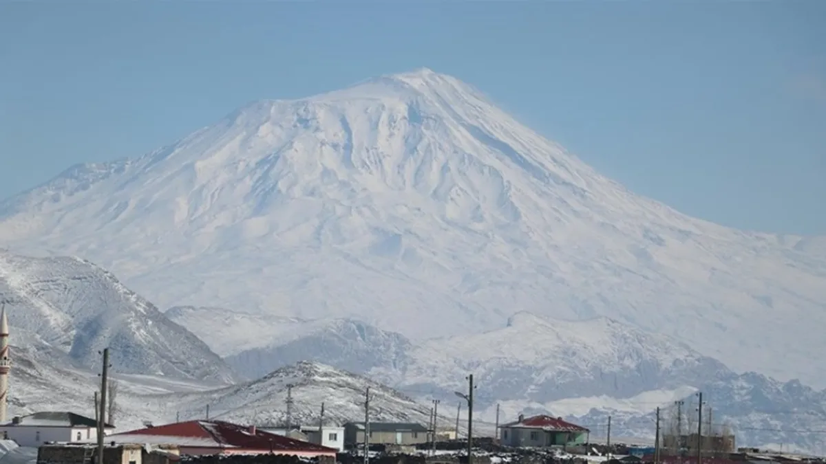 Ağrı Dağı'nda kurtarma çalışması: Araçta mahsur kalan sürücü kurtarıldı