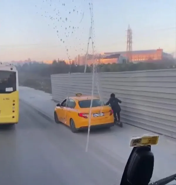 Akılalmaz görüntüler! Taksi kaldırımdaki scooter sürücüsüne çarptı - 2