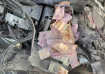 Deprem enkazında bulunan ATM paraları yetkililere teslim edildi