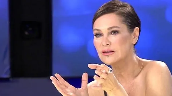 Şafak Sezer Hülya Avşar’ı ti’ye aldı ortalık karıştı