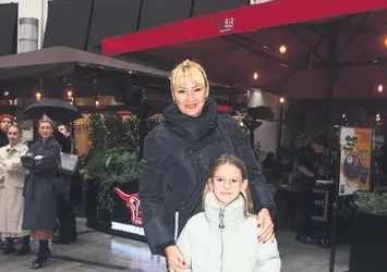 Güzel oyuncu Pınar Altuğ alkışları topladı