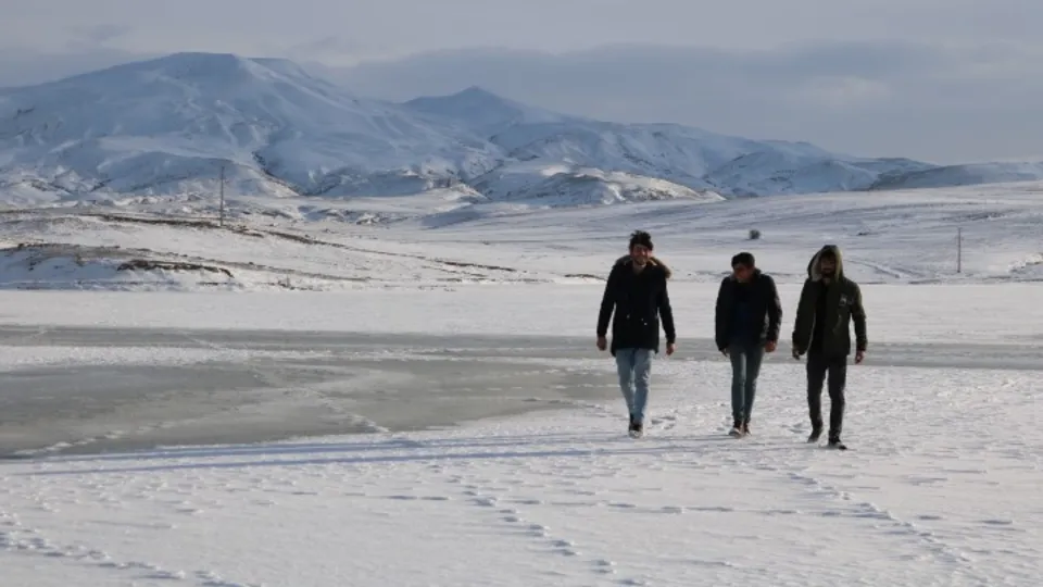 Yüzmeye korkuyorlardı üzerinde yürüdüler
