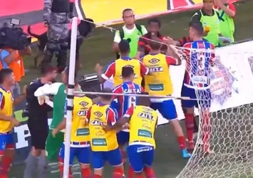 Vitoria - Bahia maçında saha karıştı