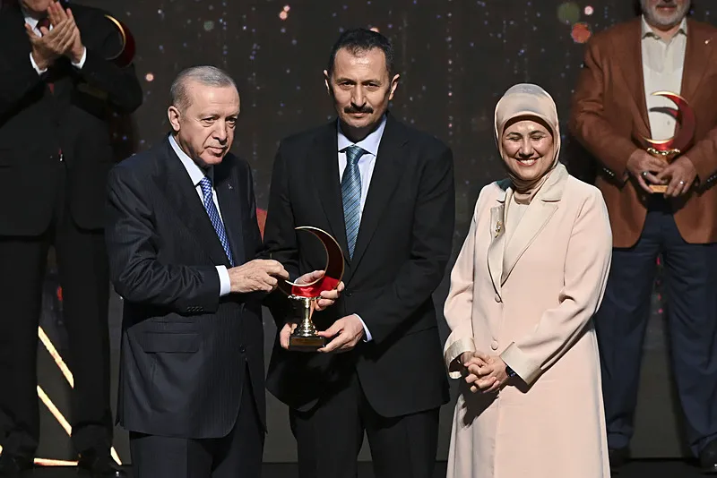Başkan Erdoğan, Beştepe Millet Kongre ve Kültür Merkezi'nde düzenlenen Türk Kızılay Ödülleri Töreni'ne katıldı. Cumhurbaşkanı Erdoğan, törende Yılın Kamu Kurumu Bağışçısı ödülünü Cumhurbaşkanlığı Koruma Müdürü Muhsin Köse'ye (ortada) verdi. (Foto: AA)