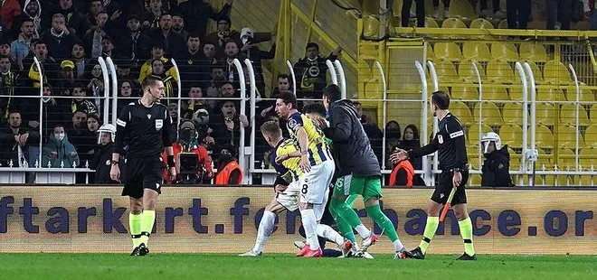 Kadıköy’de Fenerbahçe - Trabzonspor maçının hakemi Zorbay Küçük’e saldırı girişimi