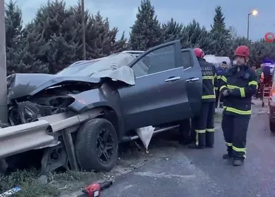 Araç bariyerlere saplandı sürücü camdan fırladı!