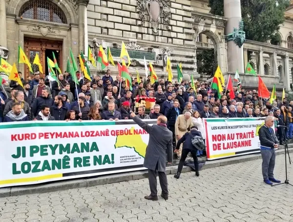 isvec-ve-isvicrede-skandal-pkkypg-ve-feto-birlikte-gosteri-yapti-1669057764599.jpg İsveç ve İsviçre'de skandal! PKK/YPG ve FETÖ birlikte gösteri yaptı: İadesi istenen Bülent Keneş de boy boy poz verdi! - 5