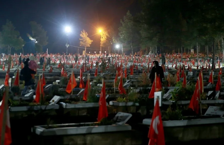 DEPREMİN KALBİNDE MEZARLIĞA AKIN ETTİLER