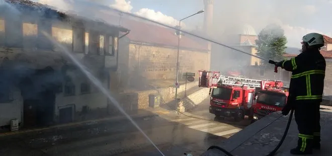 Kastamonu’da tarihi külliyenin yanındaki metruk binada yangın paniği