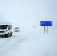 Van Valiliğinin çığ önlemi hayat kurtardı! İşte Van Çatak Karayoluna çığ düşmesinin ardından bölgeden ilk görüntüler