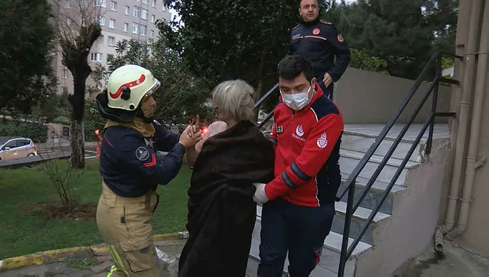 Son dakika: İstanbul'da korku dolu anlar! Alevlerin arasında kalan kadını itfaiye kurtardı - 2