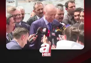 GAZETECİLERE LOKUM İKRAM ETTİ
