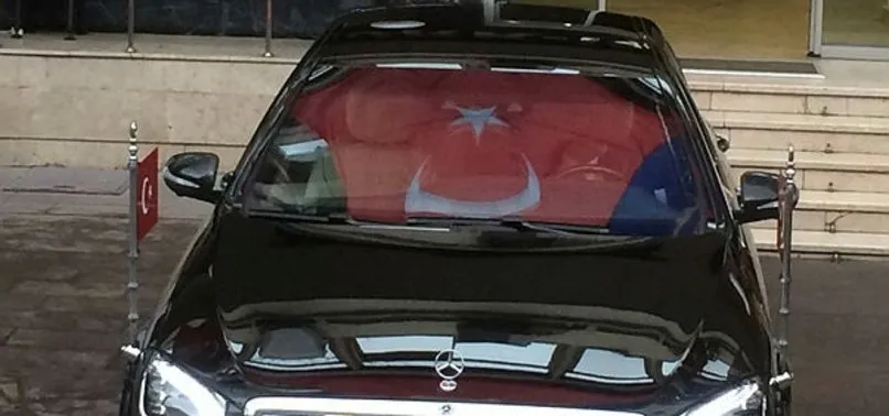 Cumhurbaskani Erdogan In Makam Aracinin Camina Turk Bayragi Yansidi A Haber Son Dakika Gundem Haberleri