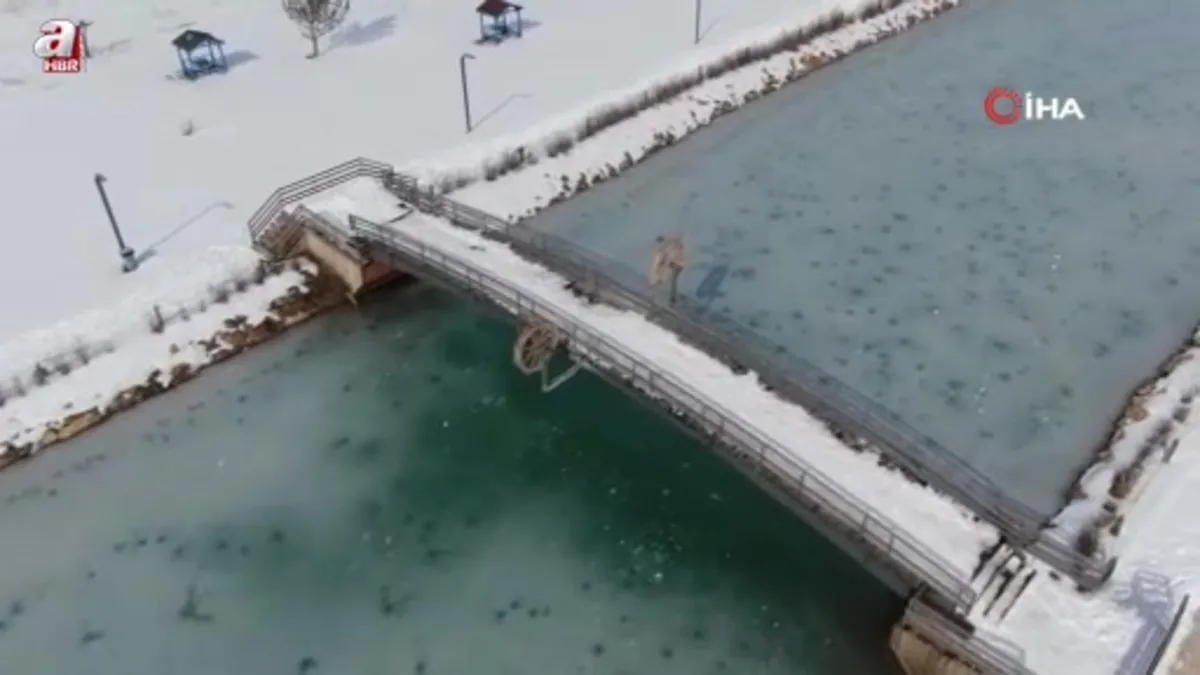 Sivas'ta soğuk havanın etkisiyle yapay gölet buz tuttu
