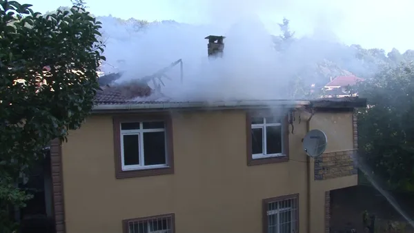 Son dakika: Beykoz’da 2 katlı müstakil evin çatısında yangın - 2