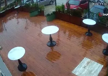 Mersin'de binaya yıldırım düştüğü anlar kamerada