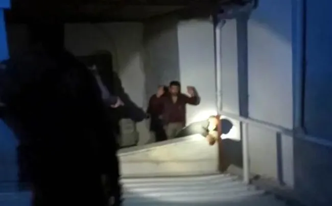 Osmaniye’de kumar baskınında çatıdan kaçmaya çalışanlar böyle görüntülendi - 7