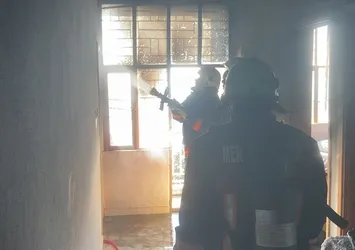 Mersin'de bir evde yangın: Çocuğunu alevlerin ortasından kurtardı