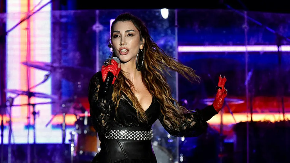 Hande Yener'den meslektaşlarına şok gönderme