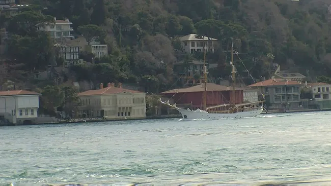 tarihi-yat-istanbul-bogazindan-gecti-1615556443698.jpg Tarihi yat İstanbul Boğazı'ndan geçti - 3